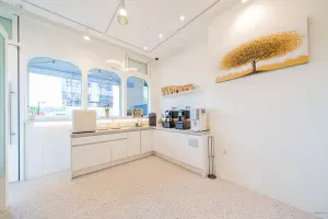 화이트 톤의 세련된 오피스 탕비실 인테리어